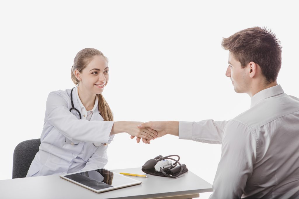 doctor-handshaking-con-el-paciente